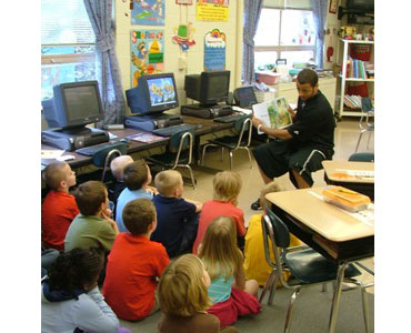 Justin Brown reading to second grade class